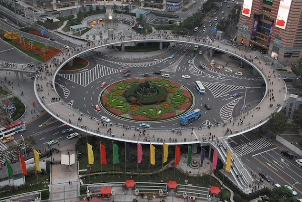 A-Roundabout-Freeway-For-Pedestrians-in-China-1