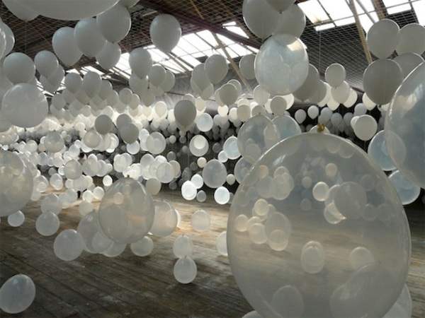 Scattered-Crowd-Balloon-Installations-by-William-Forsythe-2
